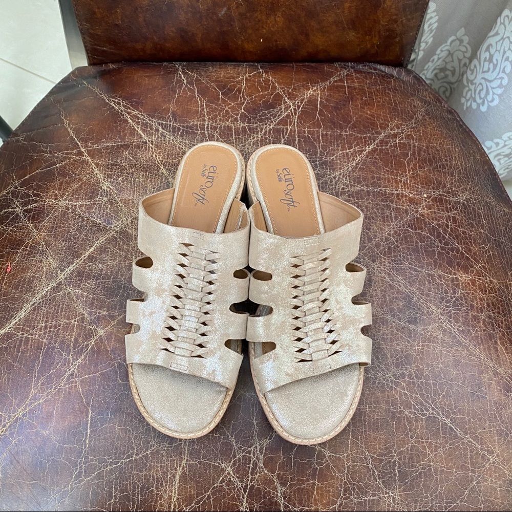 NWOB Euro By Sofft gold espadrille sandals 8 1/2 M